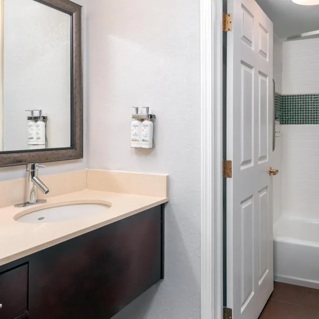 غرفة قياسية مع أريكة، Staybridge Suites Miami Doral Area 7/8