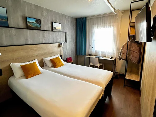 Room, Twin Beds, with Extra Bed, Ibis St Malo La Madeleine 1/10