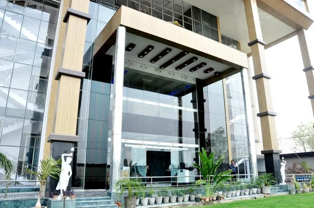 The Revanta، لكهنؤ 2/18