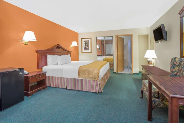 غرفة قياسية بسرير كينج، Days Inn & Suites by Wyndham Red Rock-Gallup 1/3