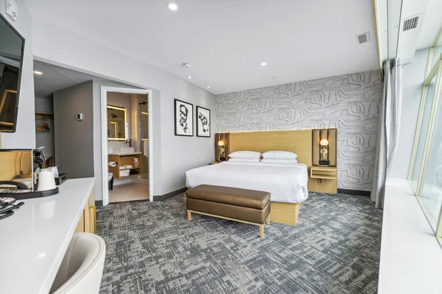 Room, Full Falls View، The Tower Hotel Fallsview 1/3