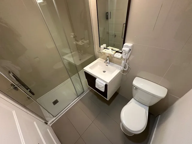 جناح تنفيذي بسرير كوين مع أريكة، Hotel Chrome Montreal Centre Ville 3/3