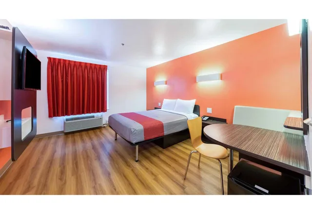 1 Queen Bed Mobil Acces Tub Nsmk Minifridg، Motel6 Fort Worth, TX - North - Saginaw 5/7
