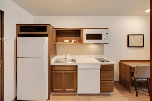 غرفة بسرير كوين مع أريكة، WoodSpring Suites Houston Northwest 3/4