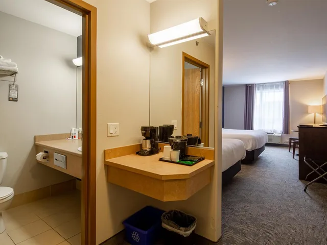 غرفة بسرير كينج وسريرين كوين، Super 8 By Wyndham St-Jerome 8/9