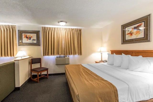 غرفة قياسية بسرير كينج لذوي الإعاقة، Econo Lodge Inn And Suites Clinton 1/4