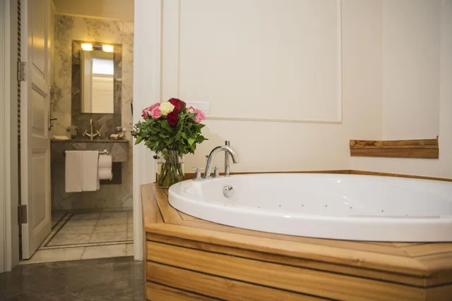 Classic, Hot Tub, Corinne Hotel 10/10