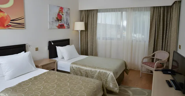 غرفة مريحة بسرير مزدوج وسرير فردي بإطلالة على الحديقة، Jasmine Court Hotel Casino 1/1