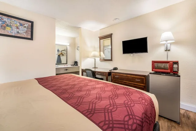 غرفة قياسية بسرير كينج، Econo Lodge Inn Suites Macon West 3/4