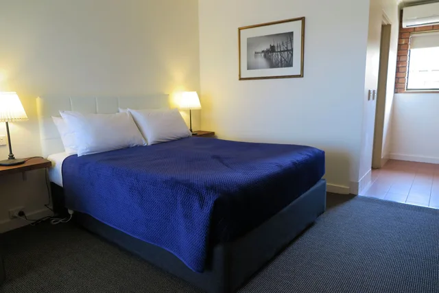 غرفة ديلوكس بسرير كوين بمطبخ صغير، SUMMERHILL MOTOR INN 3/6