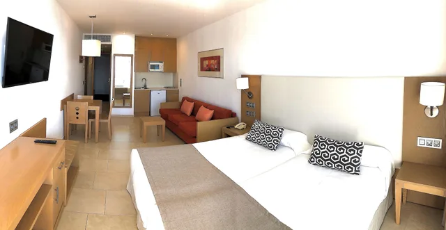 استوديو سوبيريور بسريرين منفصلين بإطلالة على البحر بشرفة مع أريكة، Ponent Mar Aparthotel 2/2