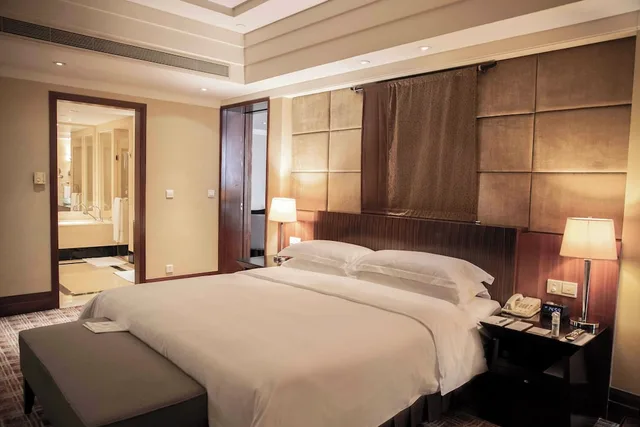 غرفة ديلوكس بسرير كينج بغرفة نوم واحدة، Sheraton Dongguan Hotel 2/4