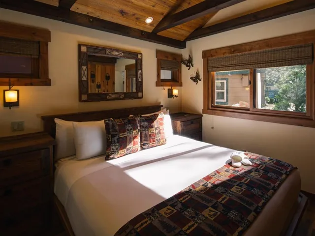 كابينة فاخرة بإطلالة على الحديقة بجاكوزي، Cedar Glen Lodge 1/2