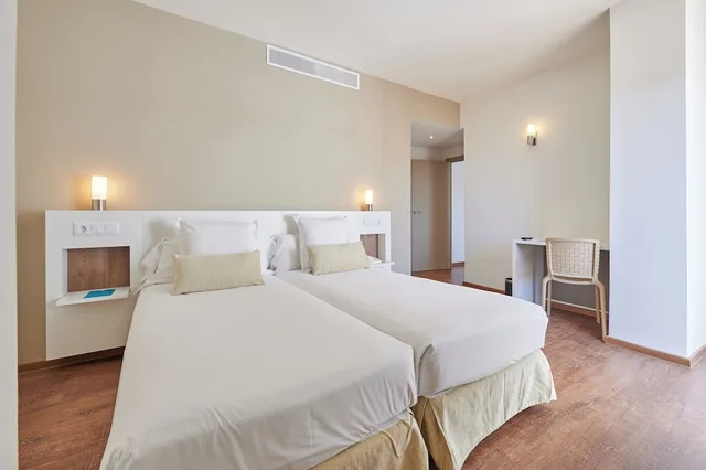 غرفة عائلية بسرير كوين وسريرين منفصلين بشرفة، Alua Calas de Mallorca Resort 2/5