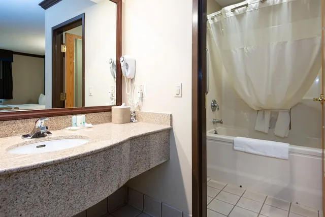 جناح بسريرين كوين مع أريكة لذوي الإعاقة، Quality Inn & Suites Quakertown-Allentown 3/3