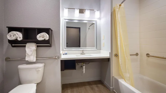 جناح بسريرين كوين لذوي الإعاقة، Best Western Plus Lonestar Inn and Suites 2/2