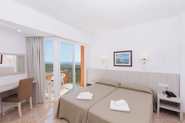 غرفة بسريرين منفصلين بإطلالة على البحر بشرفة، HSM Canarios Park Hotel 1/2