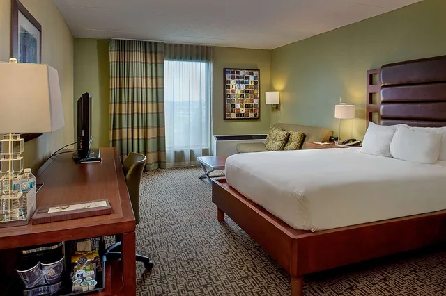 غرفة بسرير كوين مع أريكة، DoubleTree by Hilton Hotel Collinsville - St. Louis 4/6