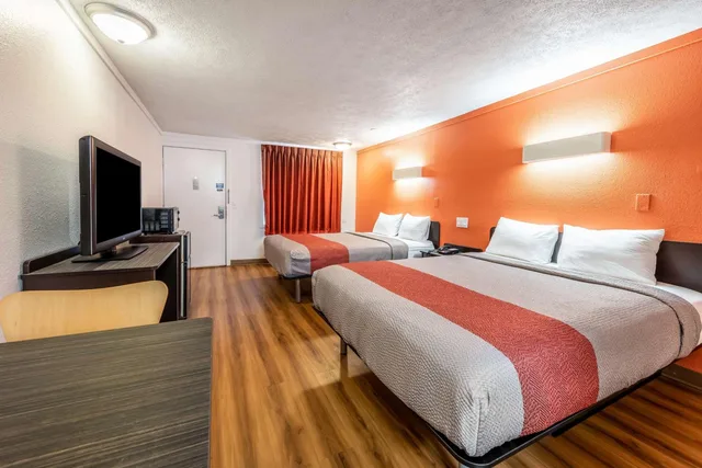 غرفة بسريرين كوين للمدخنين، Motel6 Mansfield, OH 1/5