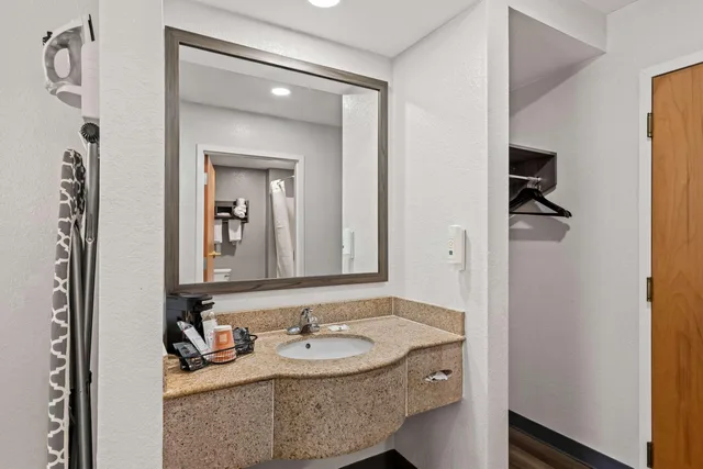 Room, King Bed, Quality Inn & Suites Biloxi - Ocean Springs 6/7
