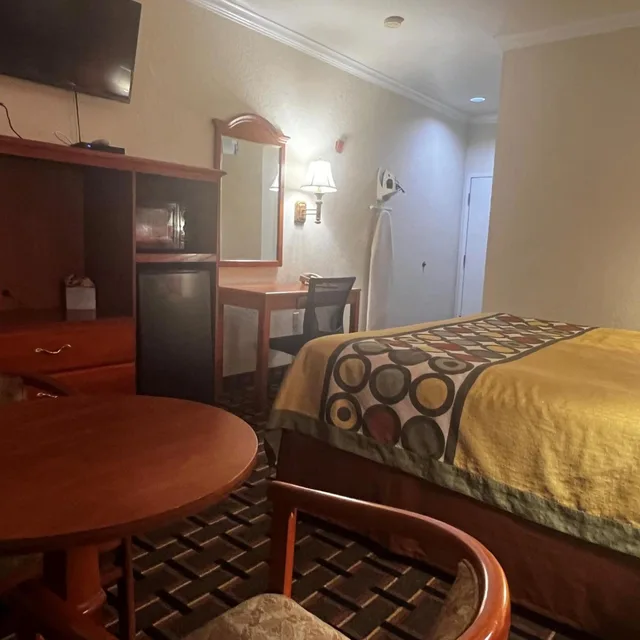 غرفة بسرير كينج بحوض استحمام لذوي الإعاقة، Super 8 By Wyndham Brookshire Tx 5/10