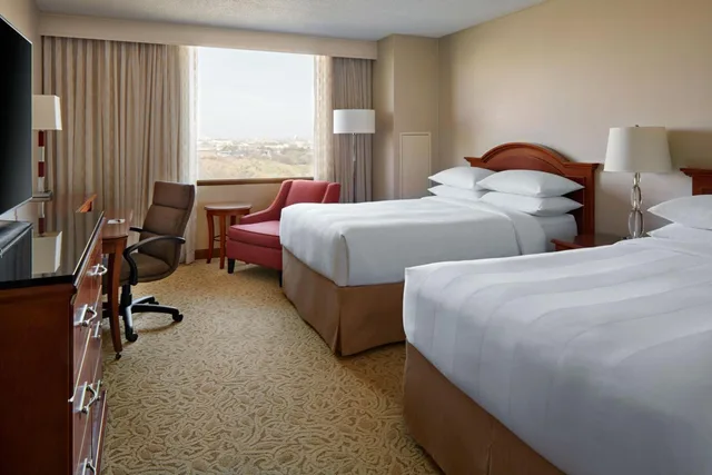 Guest Room, 2 Queen Beds, Concierge Level، Toronto Airport Marriott 1/6