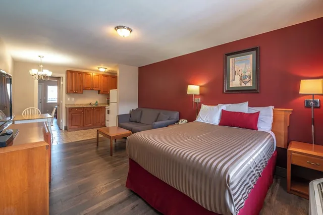 جناح عائلي بسريرين كوين مع أريكة، Sahara Courtyard Inn Penticton 3/10