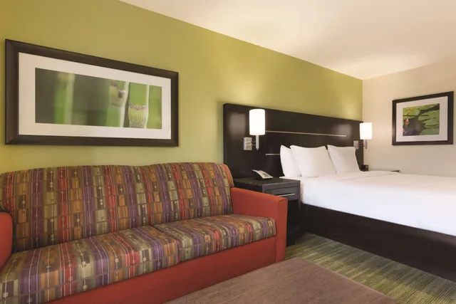 غرفة بريميوم بسرير كينج، Hilton Garden Inn Houston Nw Willowbrook 2/3