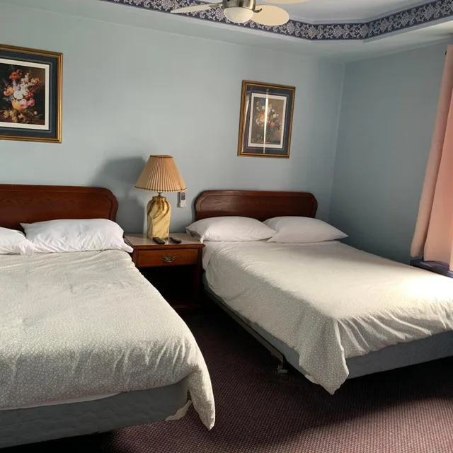 غرفة بسرير كينج وسريرين كوين، Lakeview Hotel 4/10