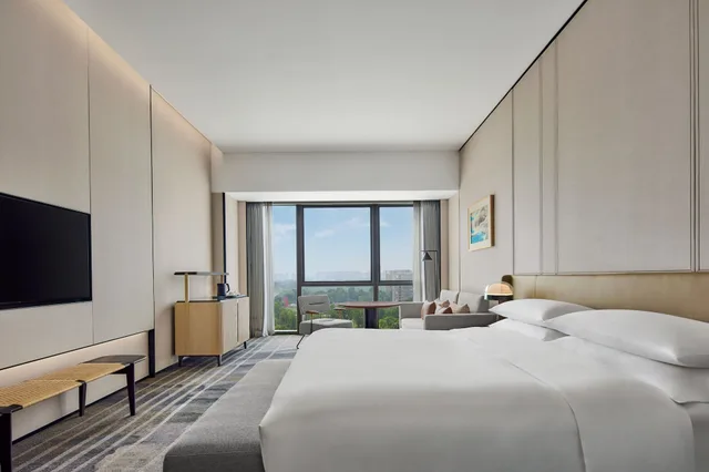 Deluxe, King Bed, Lake View, Sheraton Chengdu Pidu 2/10