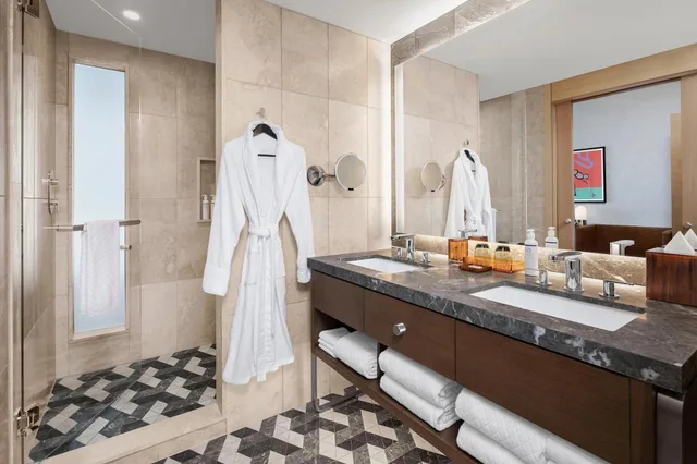 غرفة بسرير كينج لذوي الإعاقة، The Joseph A Luxury Collection Hotel Nashville 3/4