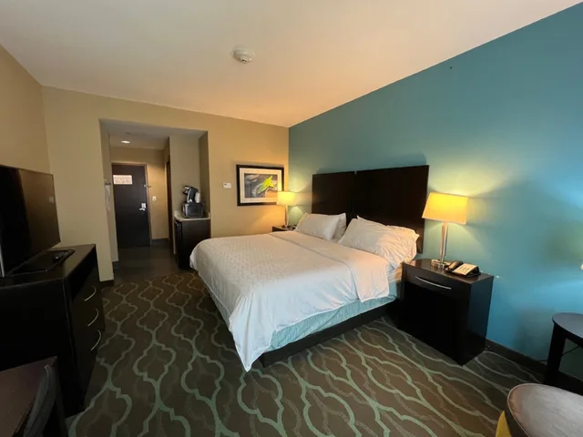 Leisure, King Bed، Holiday Inn Express Suites Cuero 1/6