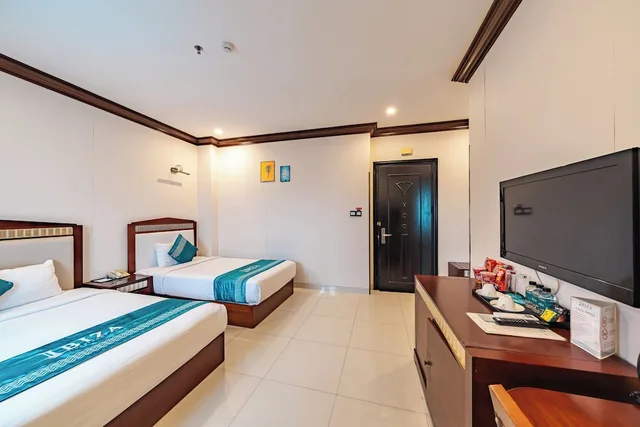 غرفة سوبيريور ثلاثية بسرير كوين وسرير فردي بإطلالة على المدينة، Ibiza Riverfront Hotel Da Nang 2/4