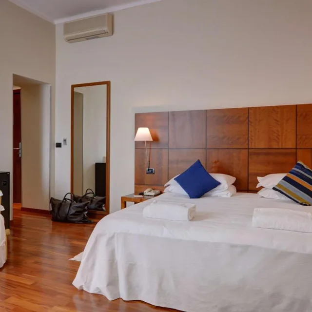 غرفة بسرير فردي وسريرين كوين، Best Western Hotel Crimea 1/3