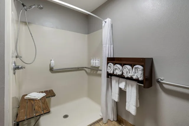 غرفة بسريرين كوين لذوي الإعاقة، La Quinta Inn & Suites by Wyndham Louisville East 8/10