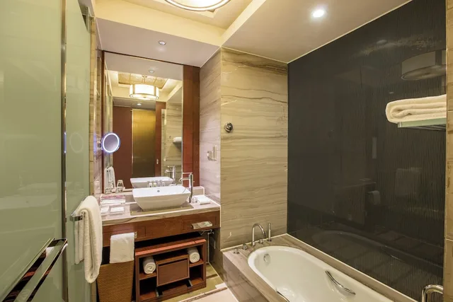 Standard, King Bed, Crowne Plaza Hefei 4/4