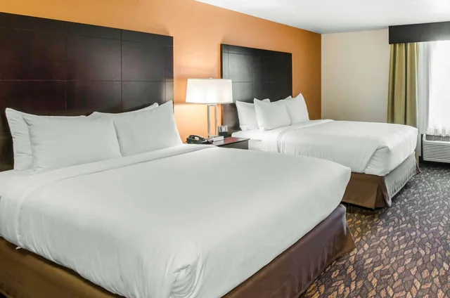 Room, 2 Queen Beds, Comfort Inn & Suites Ashland, OR 1/4