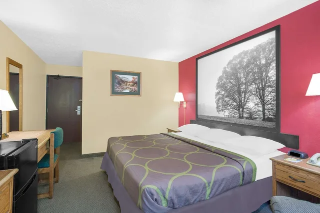غرفة بسرير كينج، Super 8 by Wyndham Roanoke VA 1/4