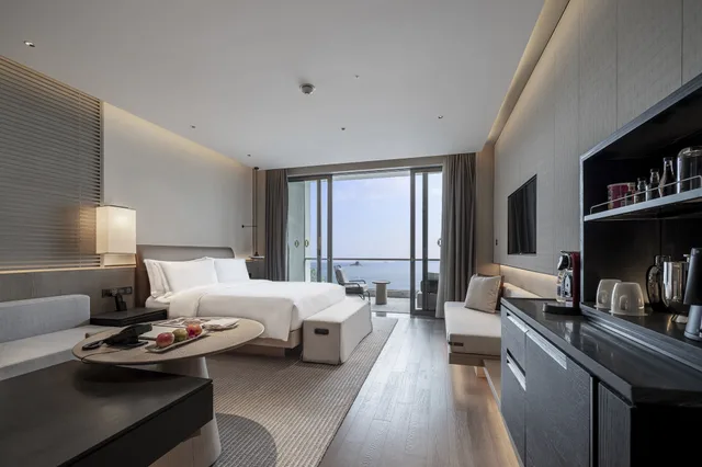 غرفة كلاسيكية بسرير كينج بإطلالة على البحر بشرفة مع دخول صالة النادي، Intercontinental Hotels Shenzhen Dameisha Resort 2/6