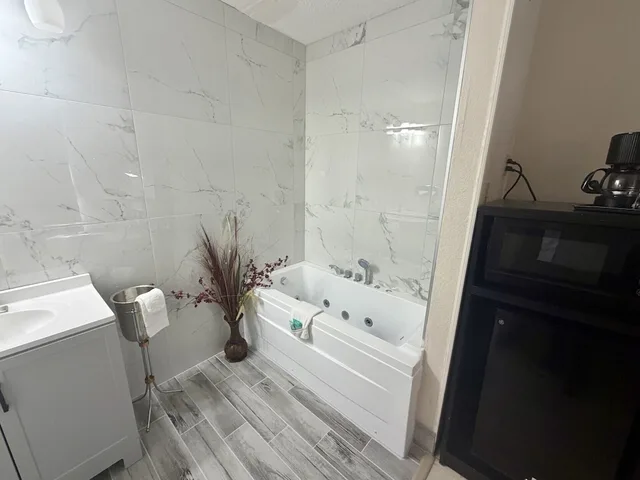 جناح ديلوكس بسرير كينج بجاكوزي، Alamo Inn Suites 9/10