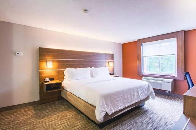 جناح بسرير كينج بجاكوزي، Holiday Inn Express & Suites Lincoln East - White Mountains 2/10