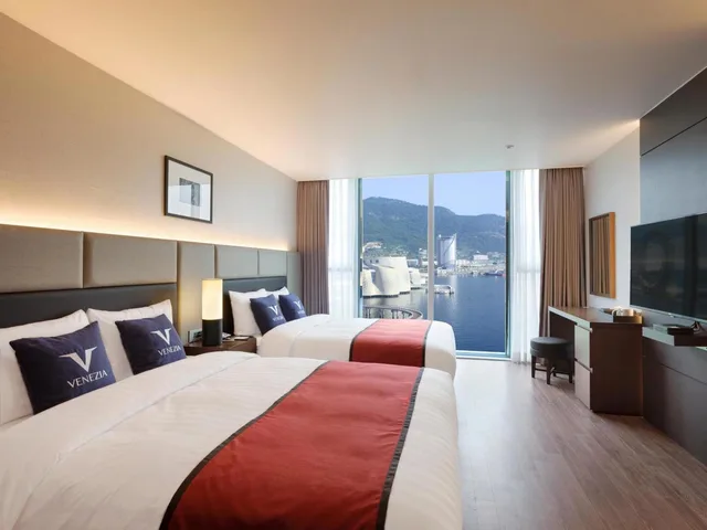 غرفة سوبيريور بسرير كوين وسرير مزدوج، Yeosu Venezia Hotel & Suites 1/1