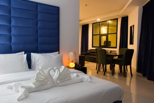 جناح بسرير كوين، Parkside Plaza Hotel 1/3