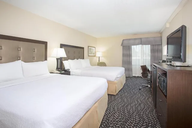 غرفة رباعية بسريرين كوين، Wyndham Grand Executive Center Little Rock Airport 1/1