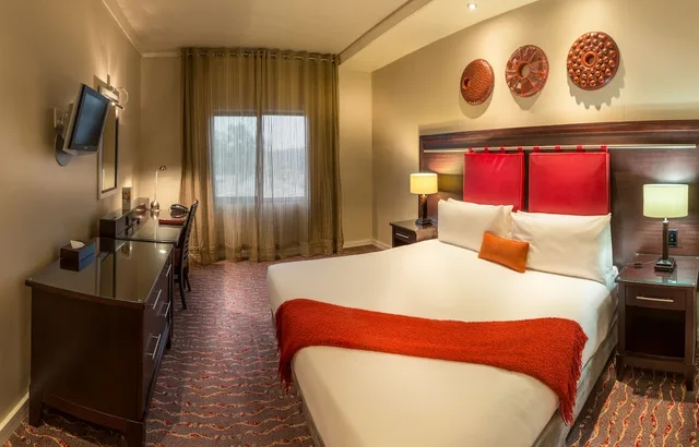 غرفة سوبيريور بسرير كينج، Mondior Emperors Palace 2/4