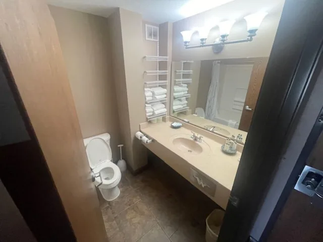 غرفة بسرير كوين مع أريكة، Bell Apos S Extended Stay And Suites 3/3