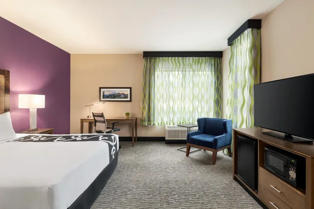 Room, King Bed, Sofa, Kitchenette, Accessible, La Quinta Inn And Suites by Wyndham Burlington 1/4