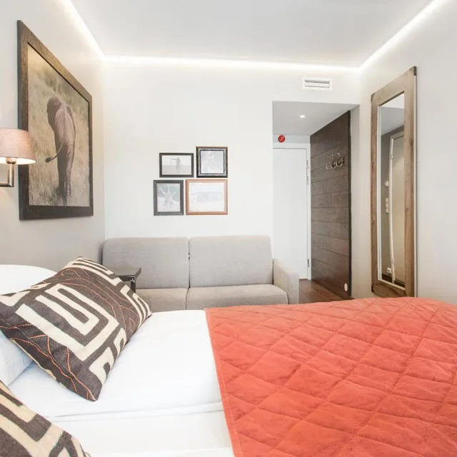 غرفة بسرير مزدوج مع أريكة، Dyreparken Safarihotell 3/5