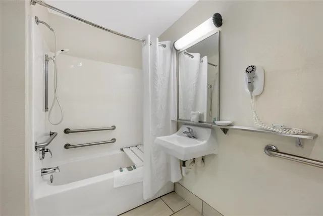غرفة بسرير كينج بحوض استحمام لذوي الإعاقة، Best Western Port Columbus 7/9