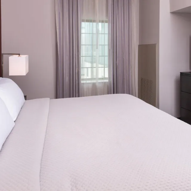 غرفة بسرير كينج لذوي الإعاقة، STAYBRIDGE SUITES LAKE CHARLES 7/10